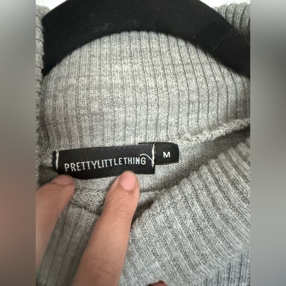 PrettyLittleThing Light Gray crop Ribbed Turtleneck - Picture 3 of 4